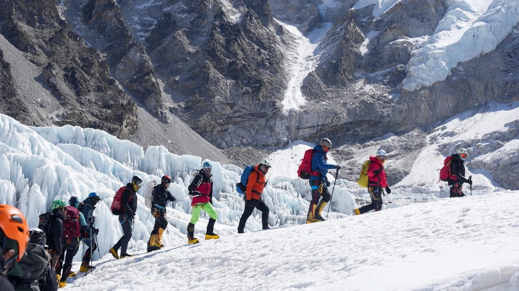 Foto: Mount Everest voorlopig onbeklimbaar door gletsjerbrok, vrees voor 'files'