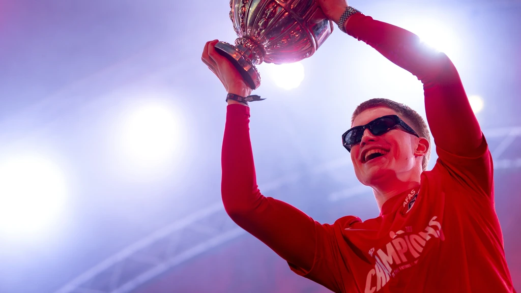 Duizenden fans juichen en joelen voor bekerwinnaar AZ bij huldiging